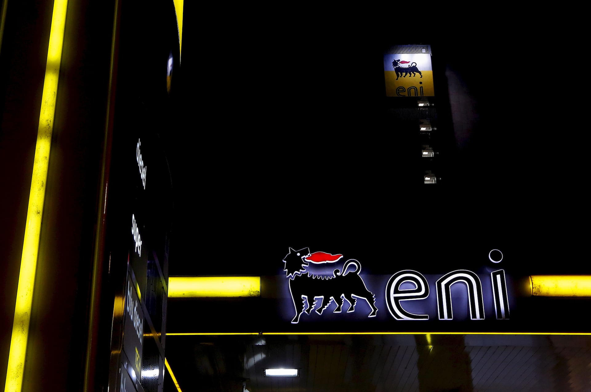 Italy's fuel prices fall slightly but still above cap set by Eni