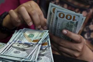Dollar gets lift from higher yields