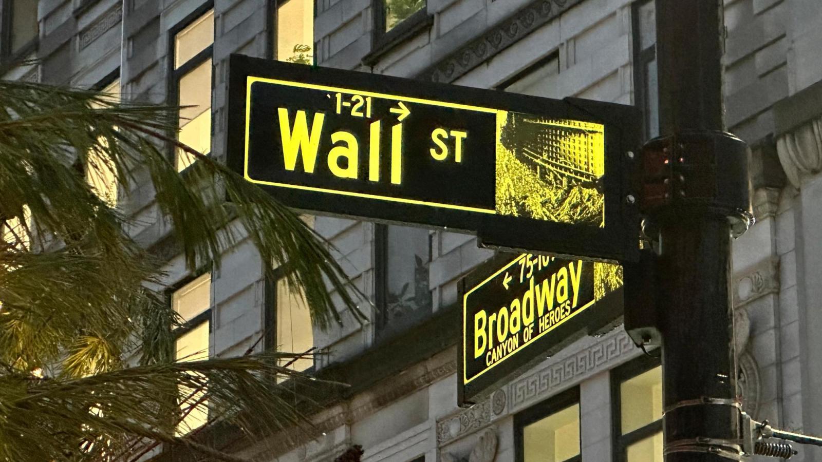 US futures edge lower under sustained pressure from bond markets
